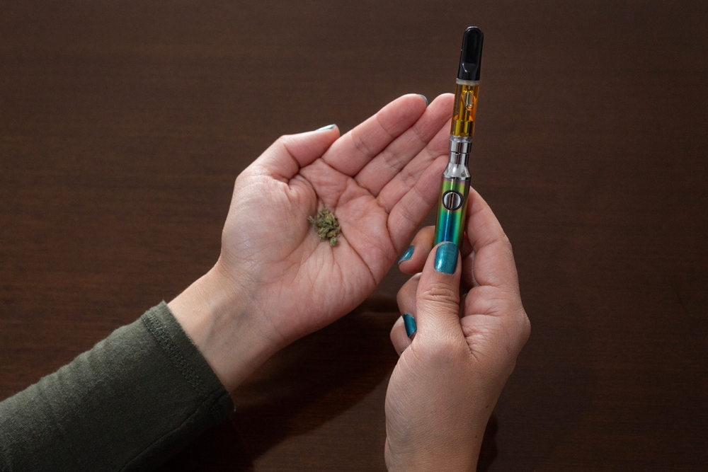 Close,Up,To,A,Woman,Hands,Holding,A,Cannabis,Vape
